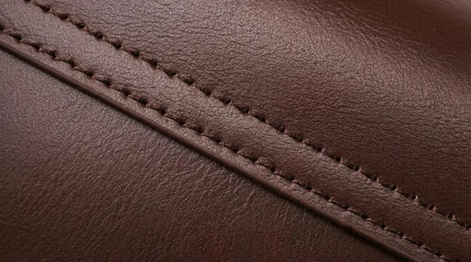 Banner mostrando o couro marrom e sua costura.