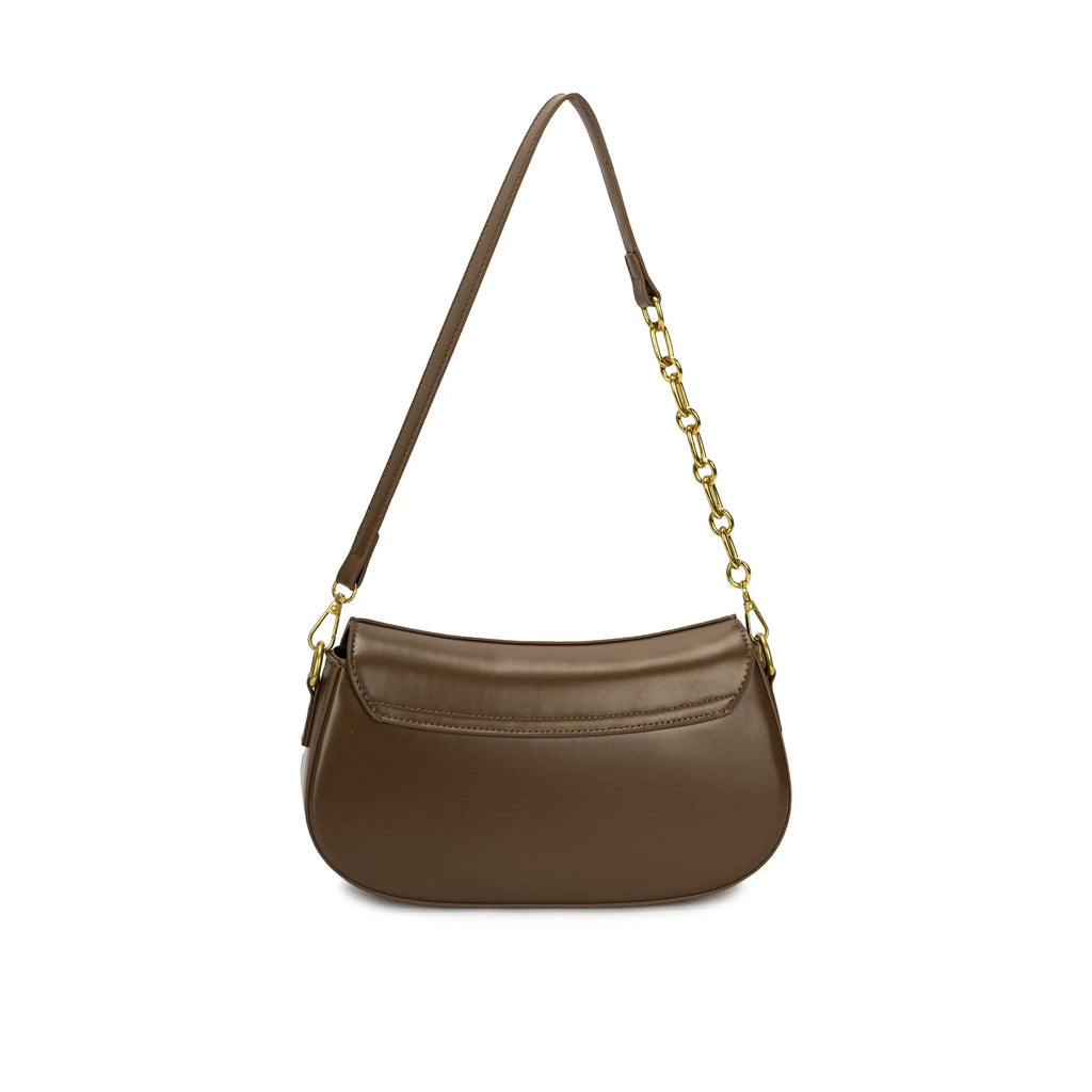 Visão da parte de trás da Bolsa Baguete Clarissa marrom, destacando a silhueta minimalista, a costura limpa e o recorte da aba traseira. Preto Caramelo Off White Marrom