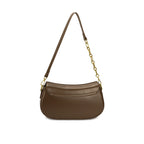 Visão da parte de trás da Bolsa Baguete Clarissa marrom, destacando a silhueta minimalista, a costura limpa e o recorte da aba traseira. Preto Caramelo Off White Marrom