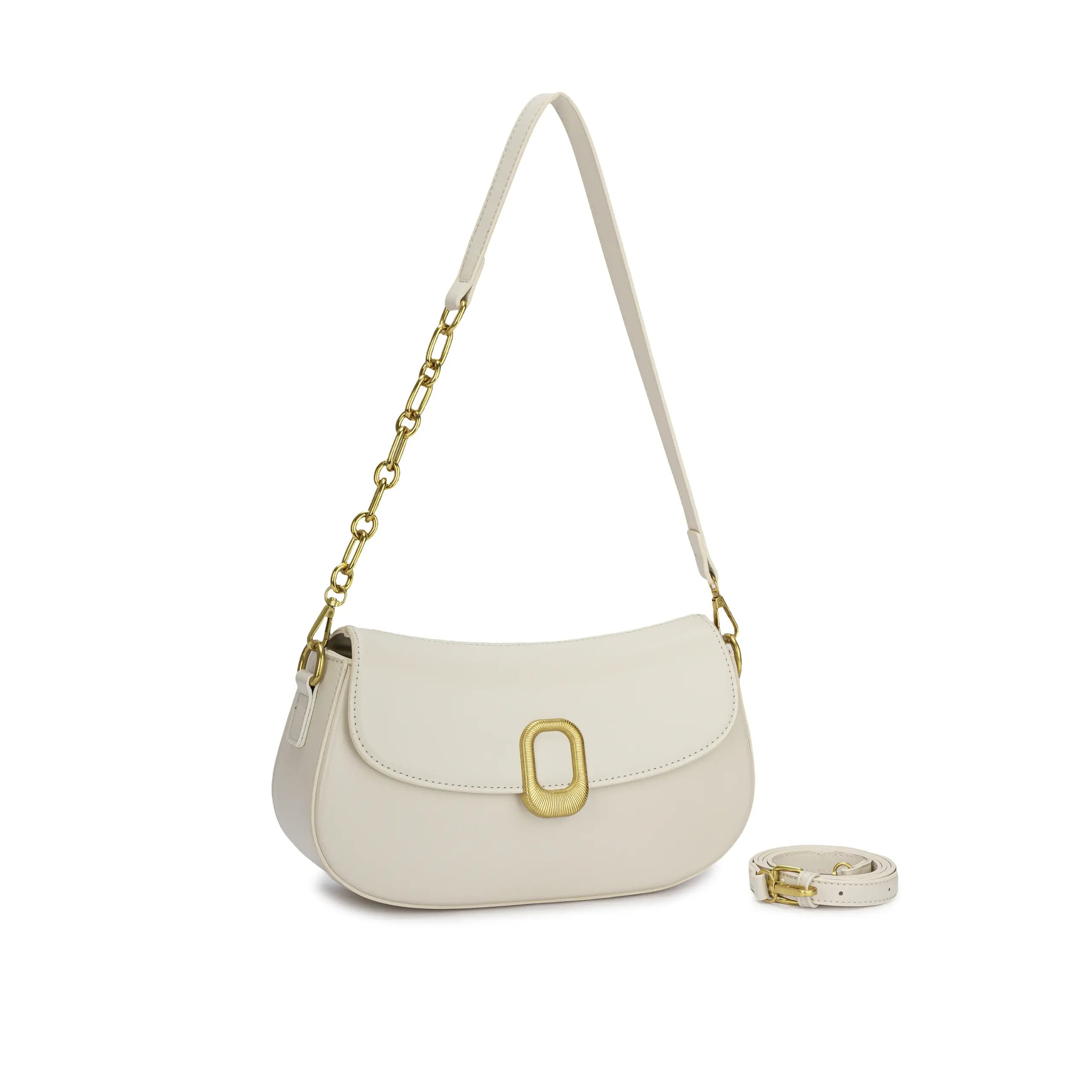 Visão frontal da Bolsa Baguete Clarissa off-white, exibindo o design elegante de linhas curvas e os detalhes das alças com metais dourados. Preto Caramelo Off White Marrom