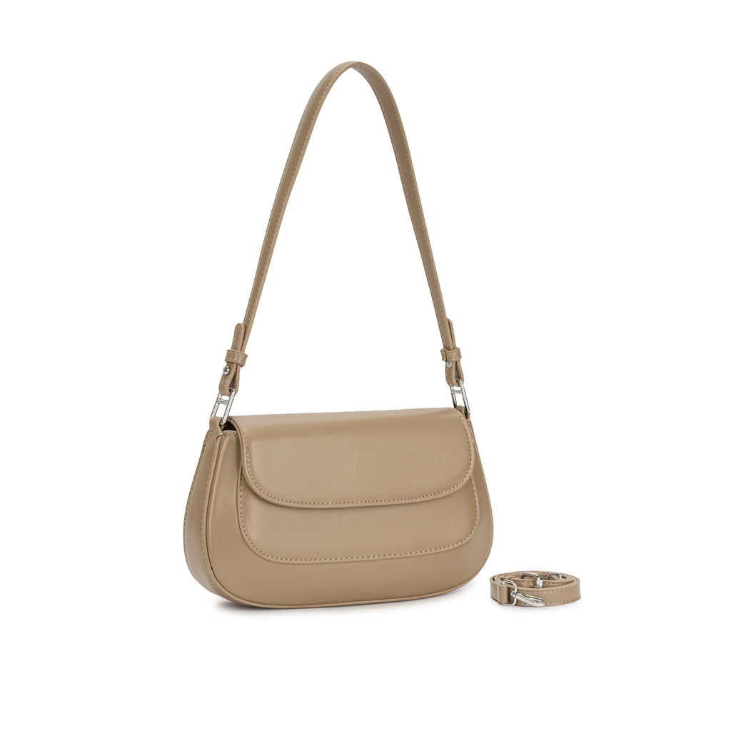 Bolsa baguete minimalista Isabele na cor bege nude. Vista em ângulo destacando o design liso e elegante, a aba frontal curvada, a alça de ombro de tamanho médio e a alça transversal ajustável posicionada ao lado. Preto Caramelo Off White Bege