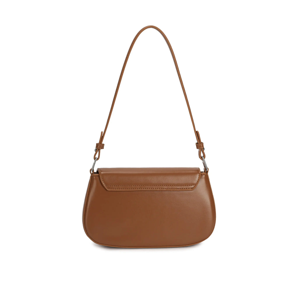 Visão da parte de trás da Bolsa Baguete Minimalista Isabele marrom, destacando a costura reta superior e a superfície totalmente lisa do modelo. Preto Caramelo Off White Bege