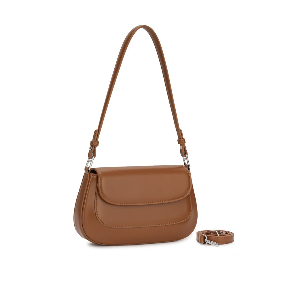 Visão frontal da Bolsa Baguete Minimalista Isabele marrom, mostrando a silhueta clássica feminina, aba curva sobreposta e design sem excessos. Preto Caramelo Off White Bege