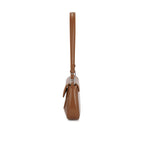 Visão lateral da Bolsa Baguete Minimalista Isabele marrom, revelando o perfil afinado da bolsa, a alça reta e o caimento perfeito da aba frontal. Preto Caramelo Off White Bege