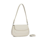 Visão frontal da Bolsa Baguete Minimalista Isabele off-white, exibindo o acabamento impecável em couro claro e a alça transversal extra enrolada ao lado. Preto Caramelo Off White Bege