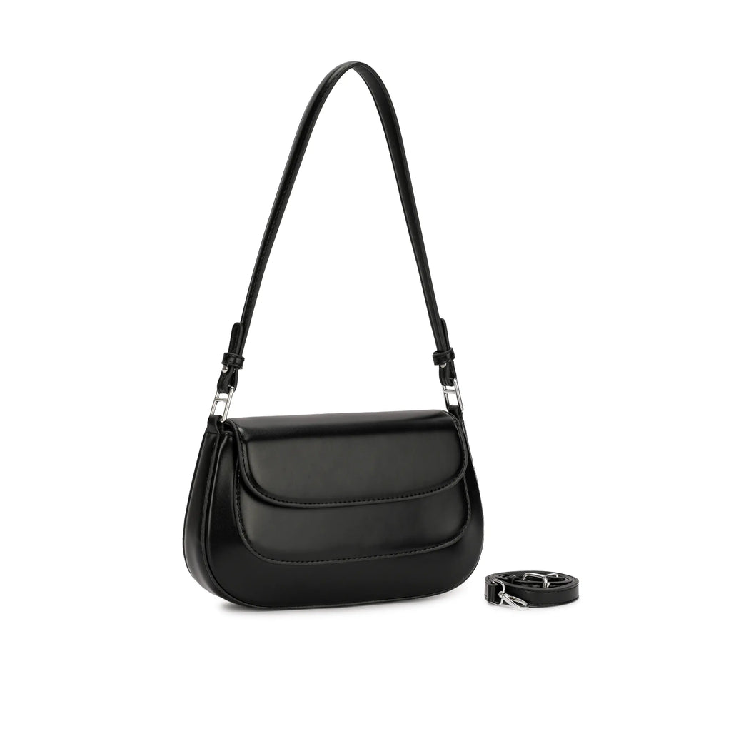 Visão frontal da Bolsa Baguete Minimalista Isabele preta, destacando o design liso, linhas limpas e alça de ombro estruturada com metais prateados. Preto Caramelo Off White Bege