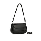 Visão frontal da Bolsa Baguete Minimalista Isabele preta, destacando o design liso, linhas limpas e alça de ombro estruturada com metais prateados. Preto Caramelo Off White Bege