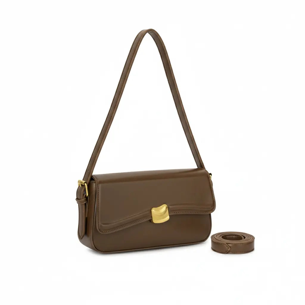 Visão levemente em ângulo da Bolsa Baguete Sophia marrom, mostrando a estrutura elegante de couro liso e os fechos dourados. Preto Caramelo Off White Marrom