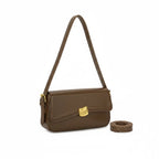 Visão levemente em ângulo da Bolsa Baguete Sophia marrom, mostrando a estrutura elegante de couro liso e os fechos dourados. Preto Caramelo Off White Marrom