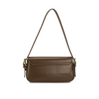 Visão da parte de trás da Bolsa Baguete Sophia marrom, destacando a costura limpa e a fixação das alças nas laterais. Preto Caramelo Off White Marrom