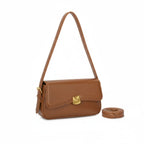 Visão frontal da Bolsa Baguete Sophia marrom, exibindo a estética minimalista, alça de ombro estruturada e alça transversal ao lado. Preto Caramelo Off White Marrom