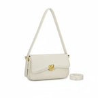 Visão frontal da Bolsa Baguete Sophia na cor off-white, destacando o acabamento liso, fecho central metálico e alça extra. Preto Caramelo Off White Marrom