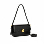 Visão frontal da Bolsa Baguete Sophia preta com design minimalista, detalhe do fecho dourado e alça transversal extra ao lado. Preto Caramelo Off White Marrom