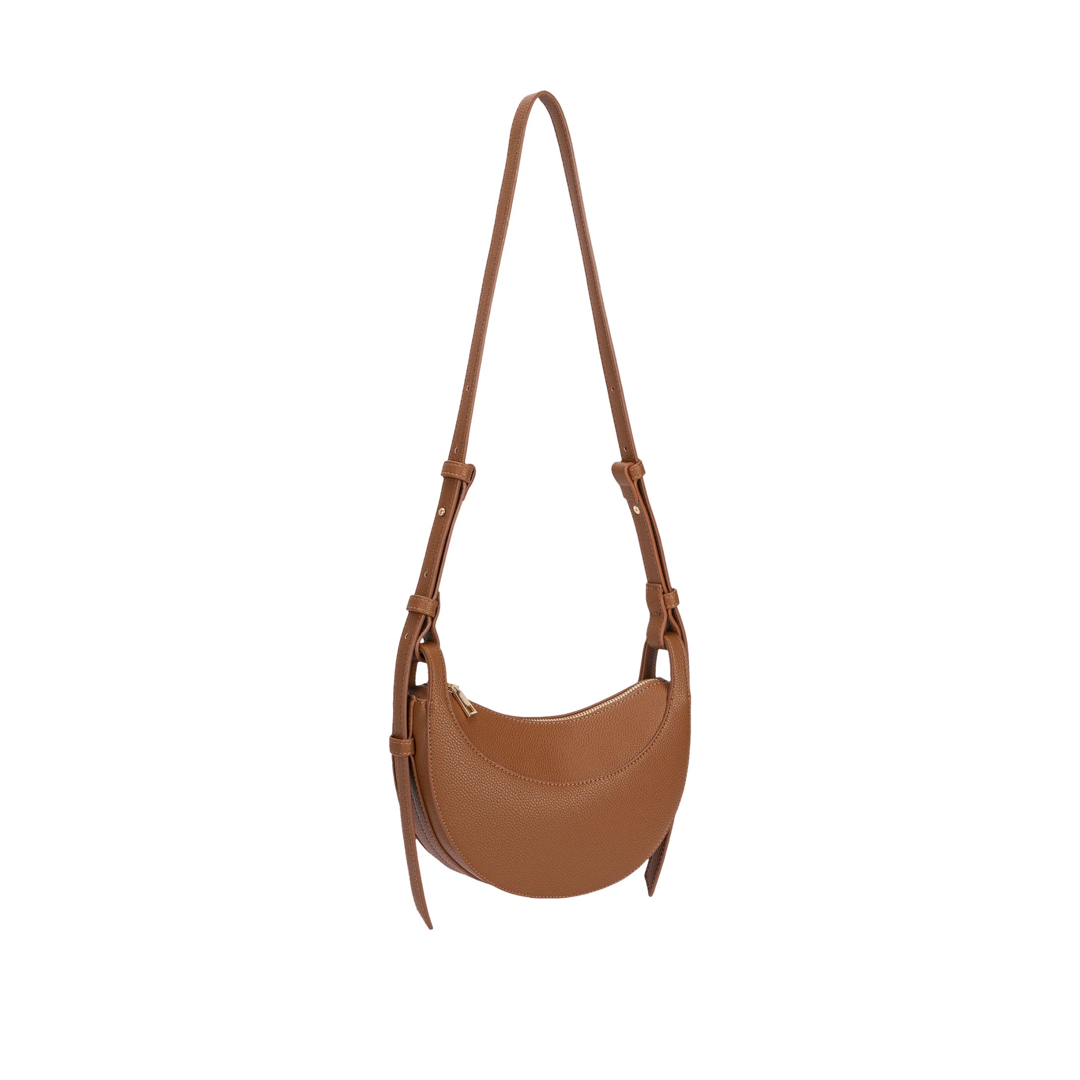Bolsa Baguete Victoria Marrom em couro granulado, formato meia-lua com alça tiracolo regulável em nó, fecho em zíper dourado e detalhes em metal dourado, vista lateral diagonal. Marrom [cor:Marrom]