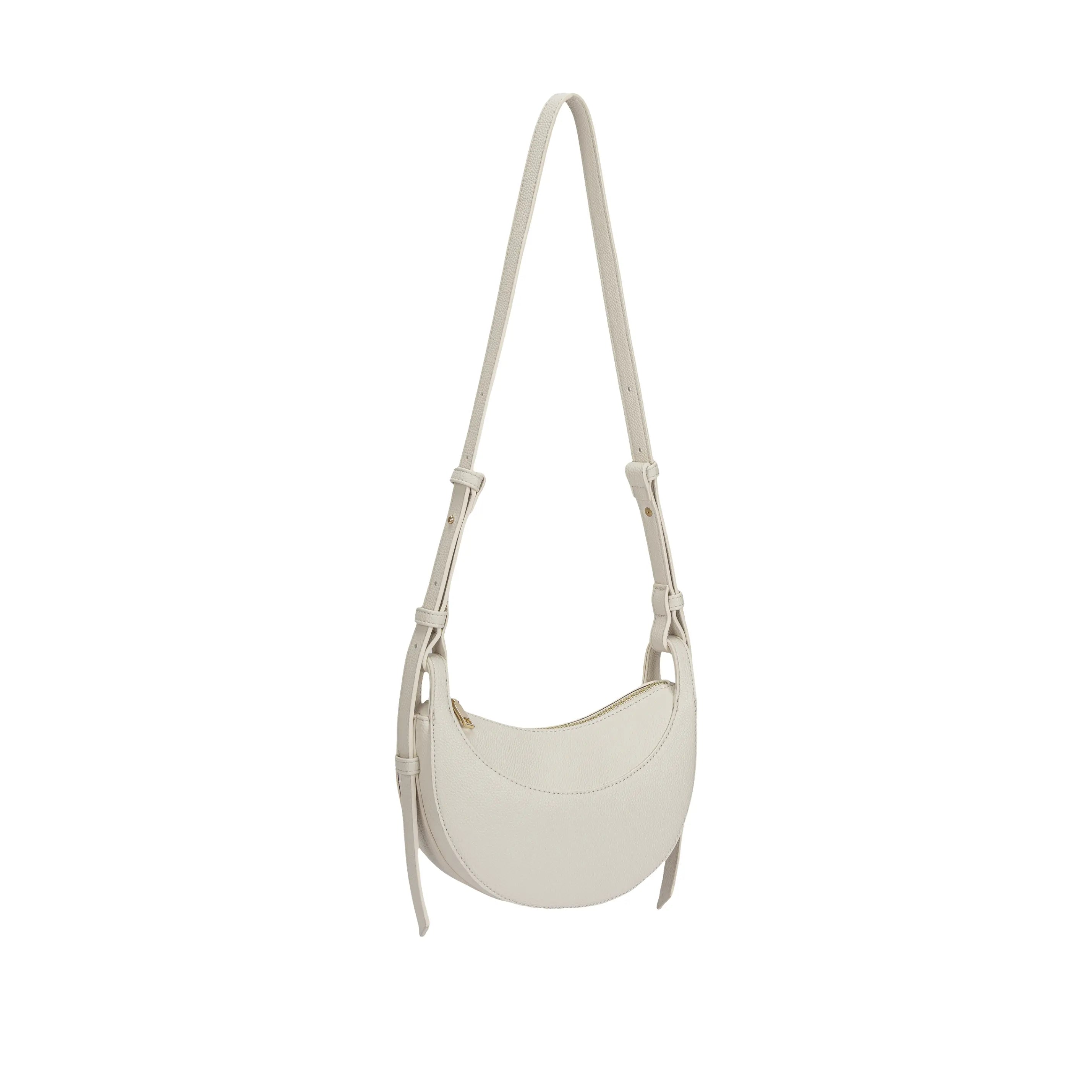 Visão frontal da Bolsa Baguete Victoria off-white, exibindo o contraste suave do couro claro com o puxador do zíper em metal dourado. Preto Caramelo Off White Vermelho