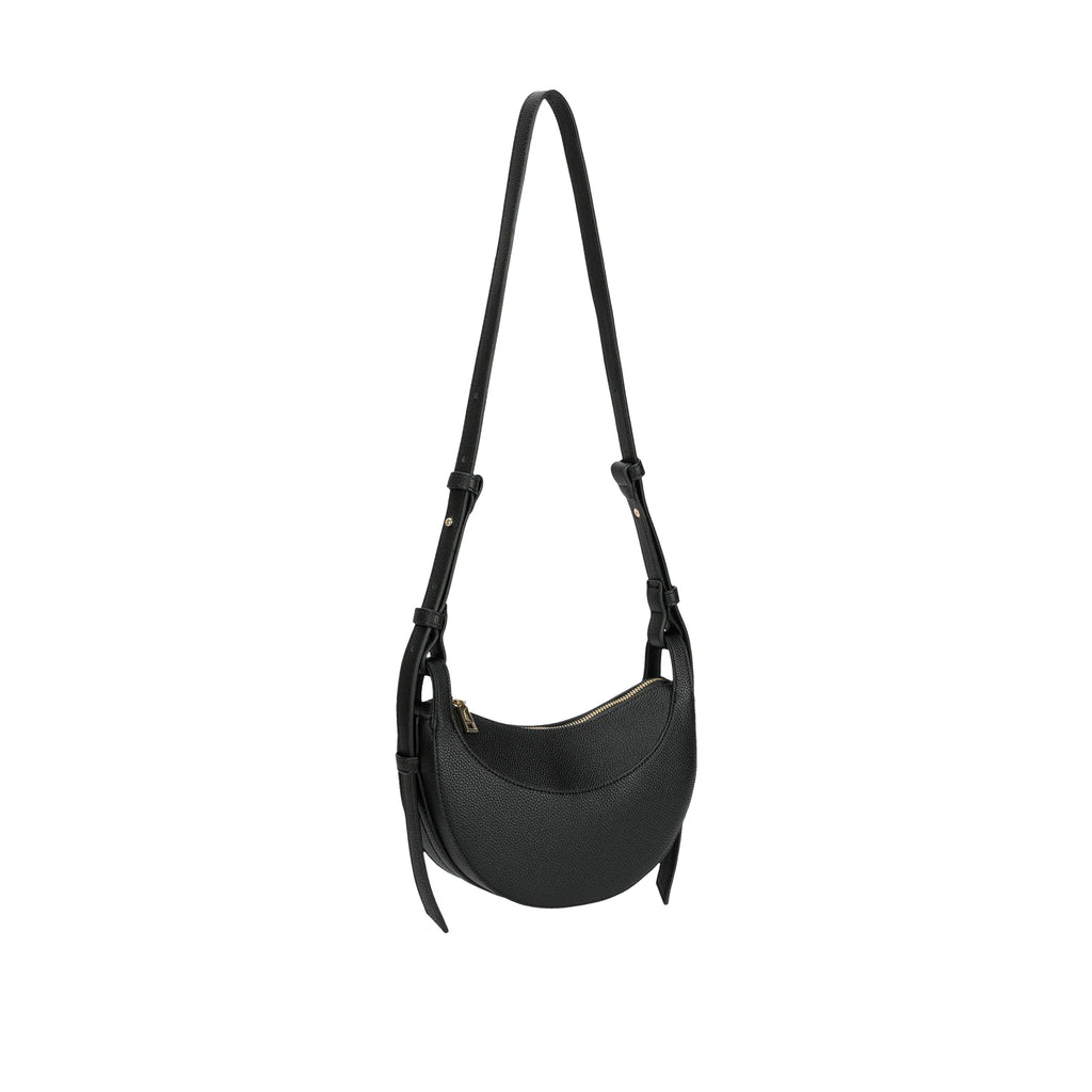 Visão frontal da Bolsa Baguete Victoria preta, com design minimalista, formato meia-lua e alça transversal lisa integrada ao corpo. Preto Caramelo Off White Vermelho