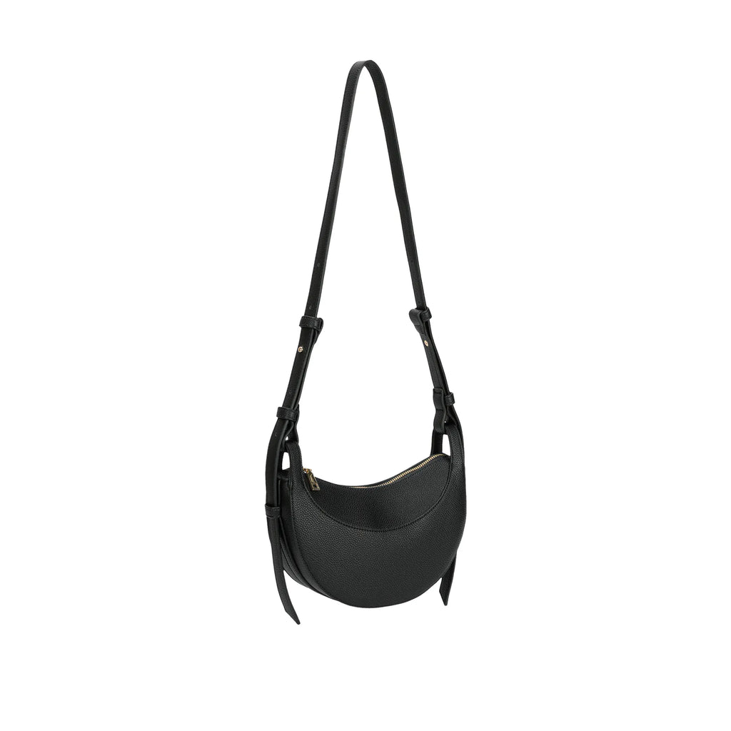 Bolsa Baguete Victoria preta em material texturizado, formato meia-lua, vista em ângulo pendurada pela alça de ombro ajustável. Preto [cor:Preto]