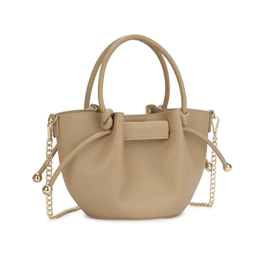Visão frontal da Bolsa Bucket Beatrice bege, destacando a estrutura drapeada clássica de bolsas bucket e a alça transversal disposta ao lado. Preto Caramelo Off White Bege