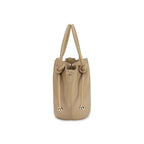 Visão lateral da Bolsa Bucket Beatrice bege, revelando o perfil estruturado, os recortes do couro e a base firme da bolsa. Preto Caramelo Off White Bege