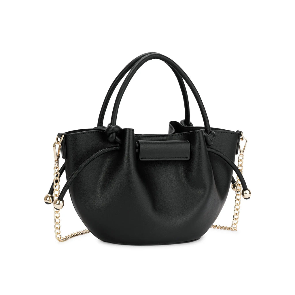 Visão frontal da Bolsa Bucket Beatrice preta, destacando o design minimalista com alças de mão com nó e alça transversal em corrente dourada. Preto Caramelo Off White Bege