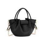 Visão frontal da Bolsa Bucket Beatrice preta, destacando o design minimalista com alças de mão com nó e alça transversal em corrente dourada. Preto Caramelo Off White Bege
