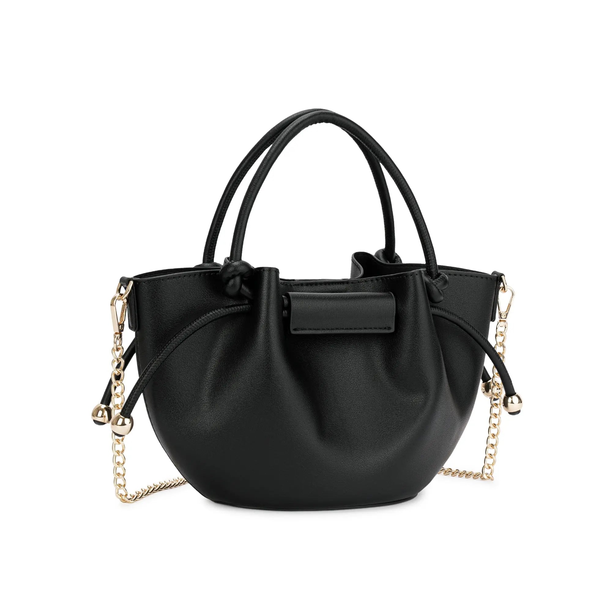 Visão frontal da Bolsa Bucket Beatrice preta, destacando o design minimalista com alças de mão com nó e alça transversal em corrente dourada. Preto Caramelo Off White Bege