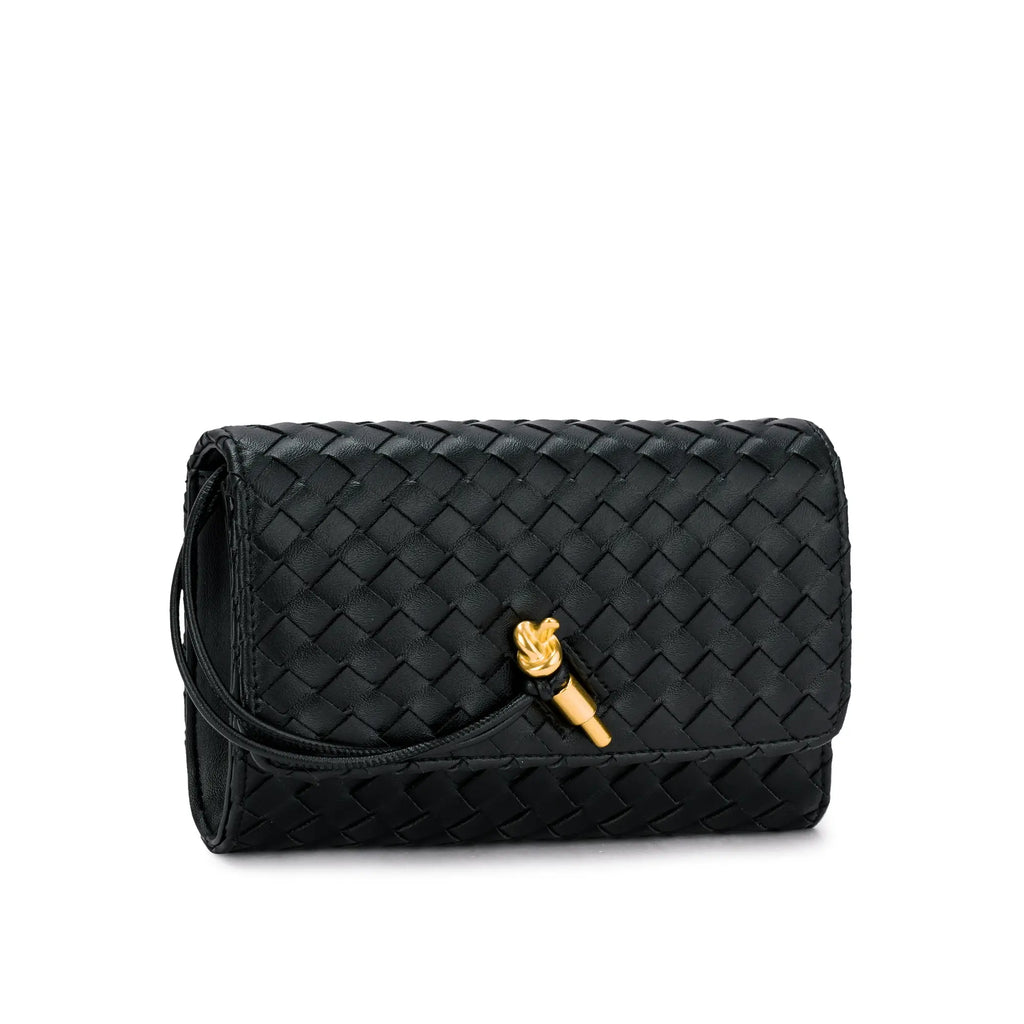 Bolsa Clutch Diana preta com acabamento trançado em tressê, design slim e detalhe de fecho metálico dourado em formato de nó na parte frontal. Preto Bordô