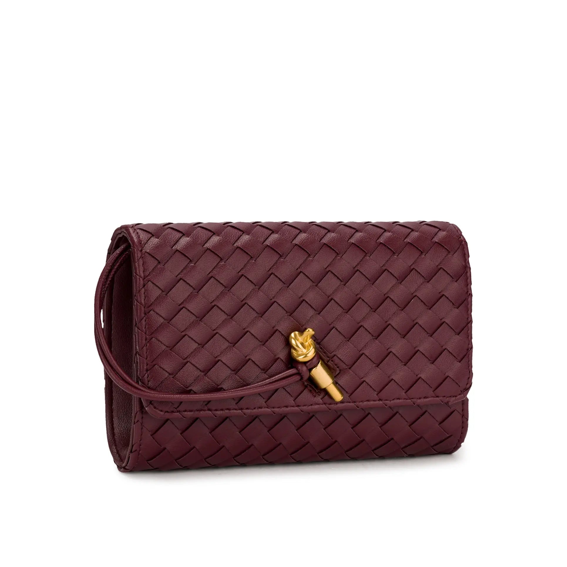Bolsa Clutch Diana na cor vinho bordô, com textura tressê, design slim estruturado e detalhe frontal de fecho metálico dourado em nó. Preto Bordô