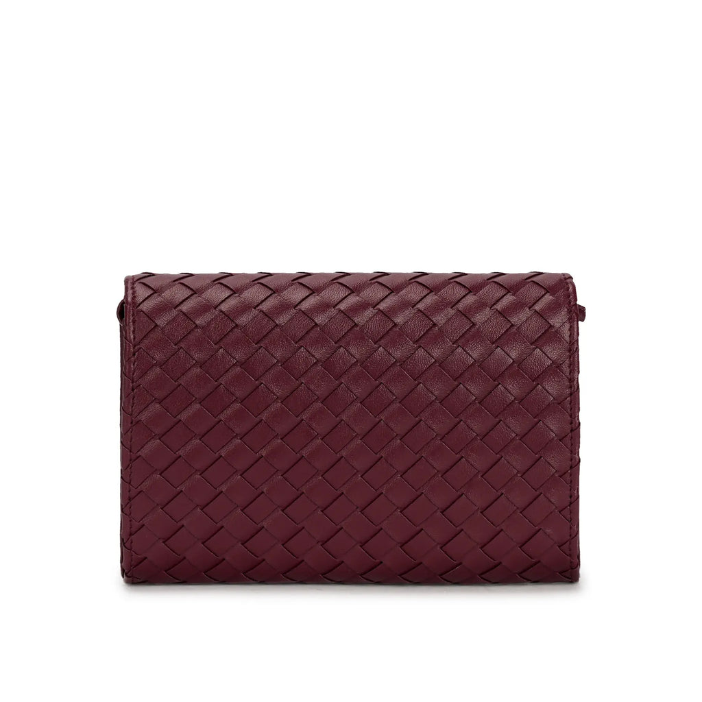 Parte de trás da bolsa clutch Diana na cor vinho, exibindo o padrão de textura tressê contínuo e o acabamento liso e sem costuras aparentes. Preto Bordô