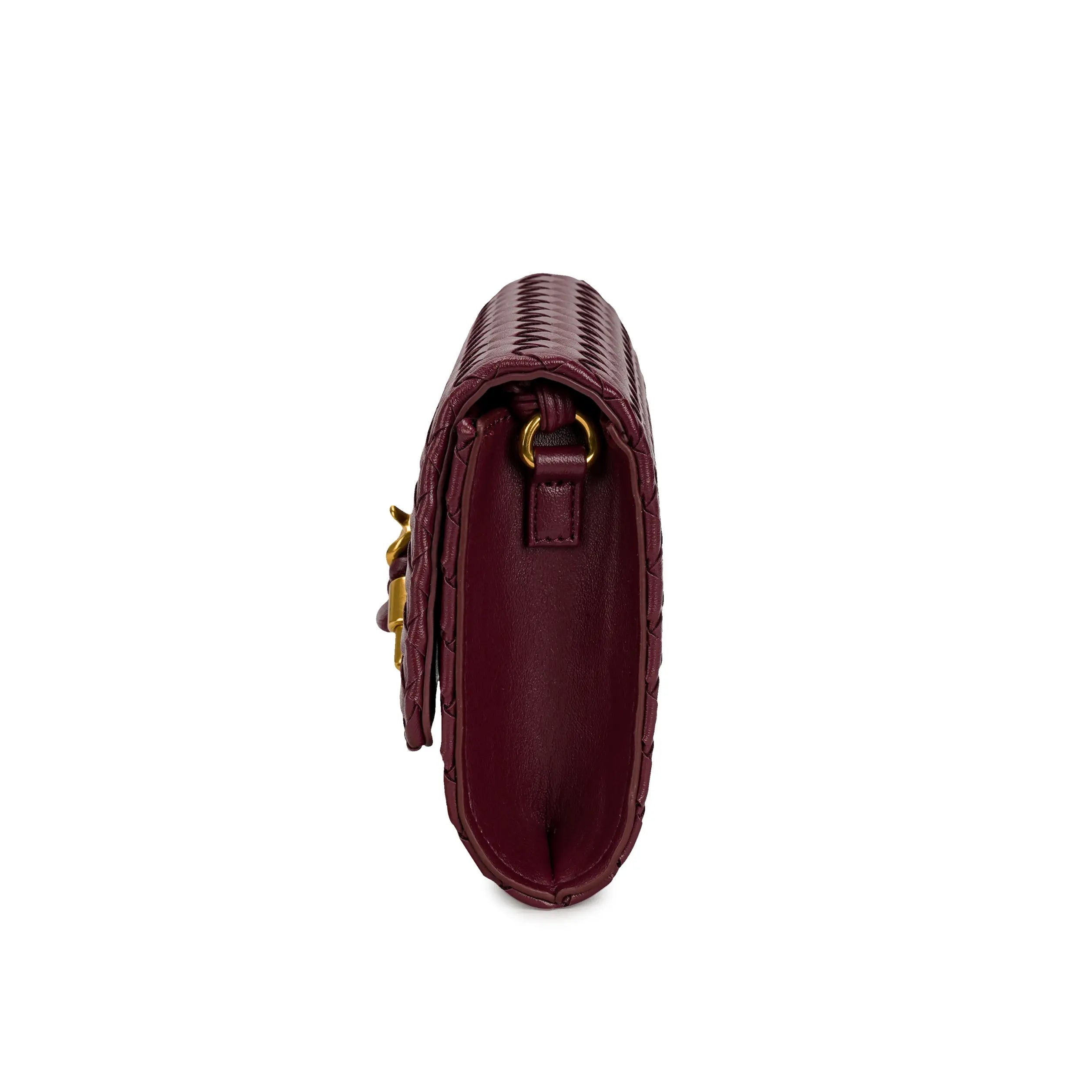 Perfil lateral da bolsa clutch Diana vinho tressê, mostrando o design slim, a espessura fina e a argola dourada lateral para fixação da alça. Preto Bordô