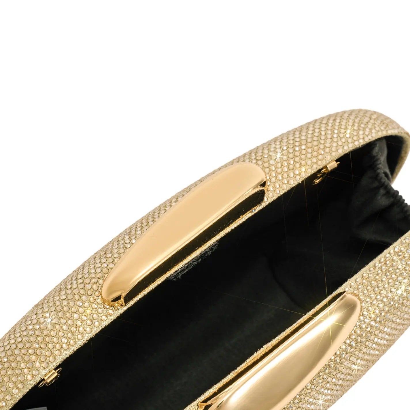 Detalhe aproximado do interior da bolsa clutch Melissa dourada aberta, focando no acabamento do fecho metálico e no contraste com o forro escuro. Preto Dourado