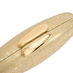 Close-up do fecho superior de encaixe da bolsa clutch Melissa dourada, feito em metal liso e brilhante, contrastando com o corpo cravejado. Preto Dourado