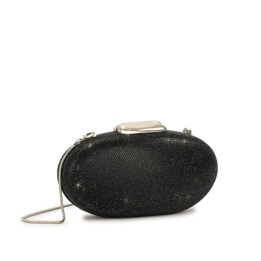 Bolsa Clutch Melissa oval na cor preta, inteiramente cravejada com brilhos, fecho superior prateado e alça de corrente metálica fina. Preto Dourado