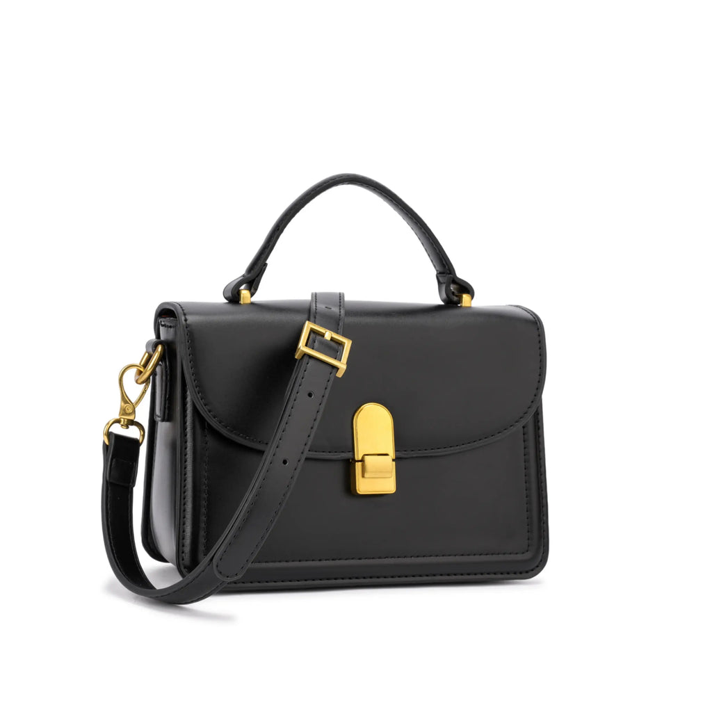 Bolsa de mão Livia na cor preta, com design estruturado elegante, alça dupla (curta de mão e longa ajustável) e fecho metálico dourado na tampa frontal. Preto Caramelo Off White Vermelho