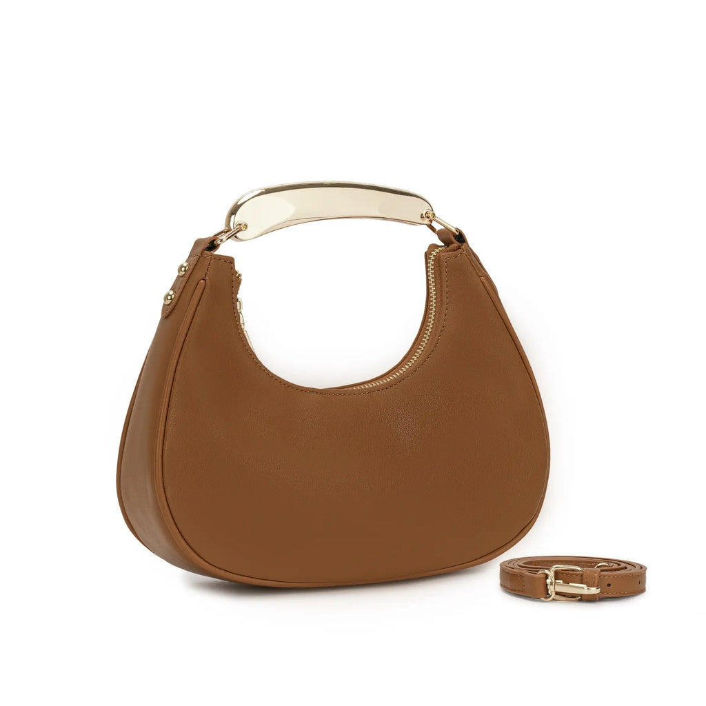 Bolsa hobo meia lua Marianne na cor caramelo, destacando a alça estruturada metálica dourada no topo e a alça longa transversal enrolada ao lado. Preto Caramelo Off White