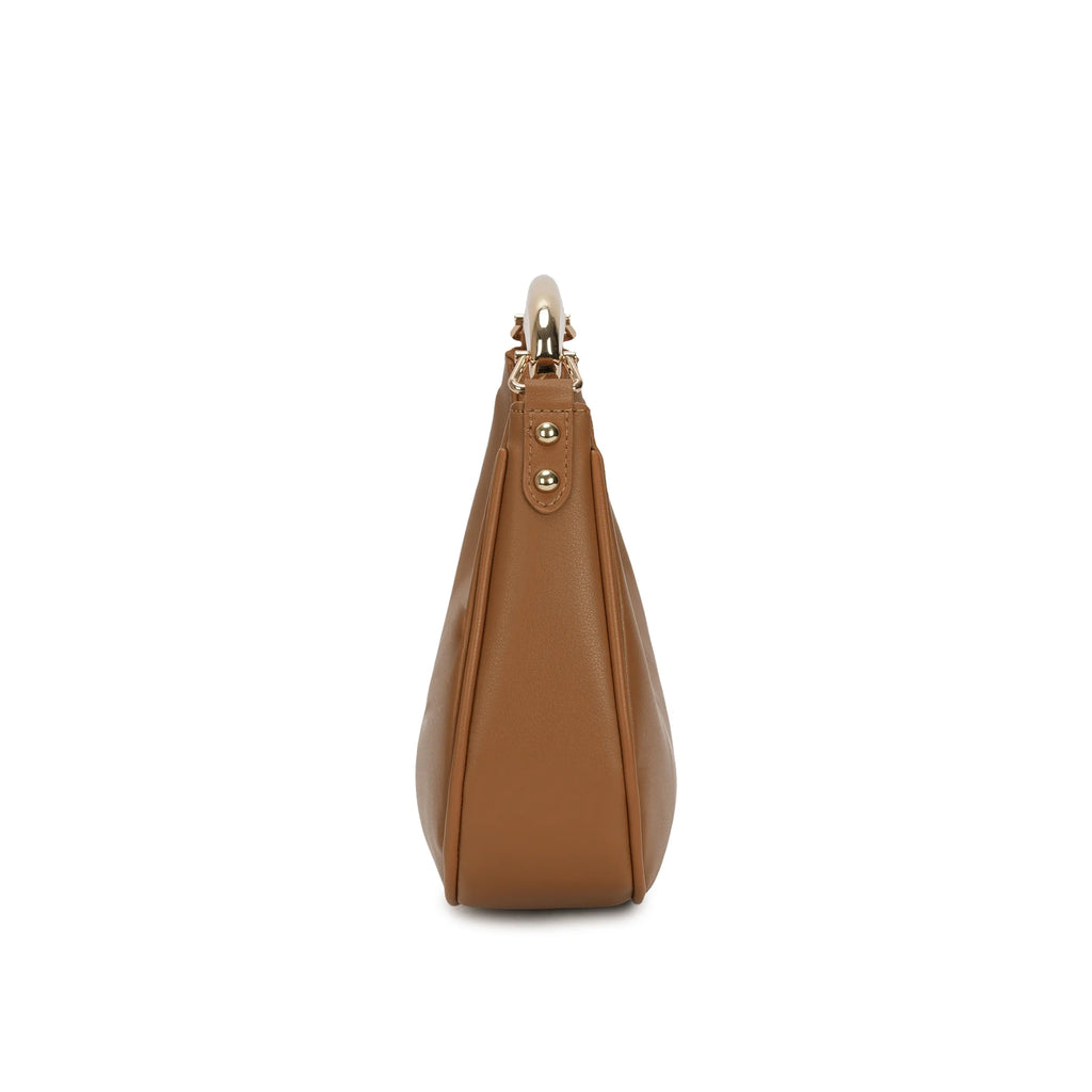 Perfil lateral da bolsa hobo meia lua Marianne cor caramelo, mostrando a base ligeiramente mais larga que afina elegantemente até o topo onde fixam as ferragens douradas. Preto Caramelo Off White