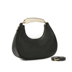 Bolsa hobo meia lua Marianne na cor preta, exibindo design curvado elegante com alça de mão estruturada em metal dourado e alça transversal ajustável ao lado. Preto Caramelo Off White