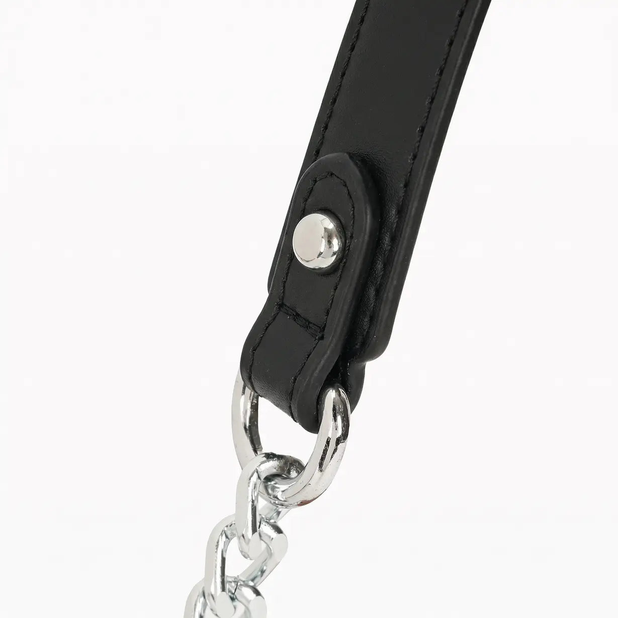 Detalhe aproximado da argola metálica e do rebite prateado que fixam com segurança e muito estilo a parte flexível da alça à base de corrente da bolsa hobo Talessa.