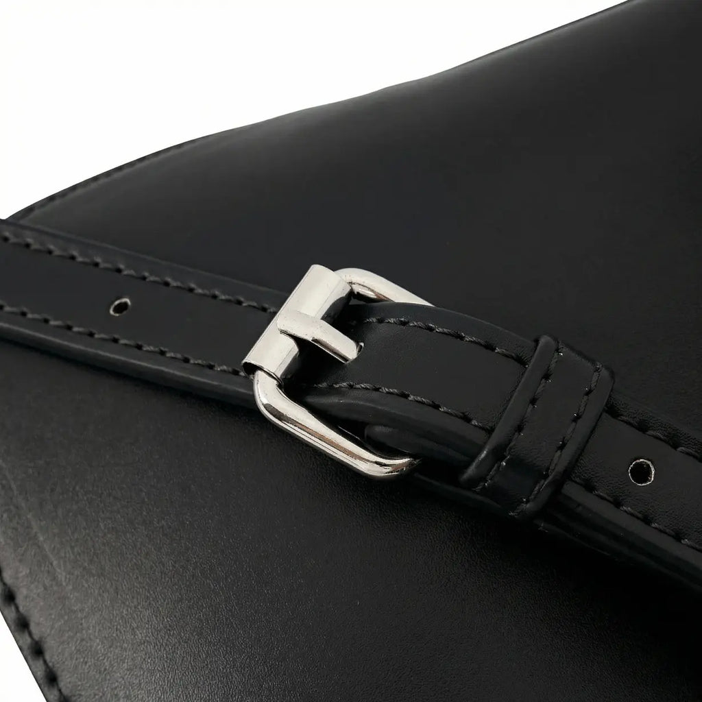Close-up da fivela metálica prateada de regulagem de tamanho na alça transversal lisa da bolsa hobo Talessa preta, garantindo versatilidade no uso.