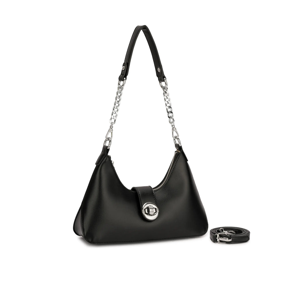 Visão frontal da Bolsa Hobo Talessa preta com design minimalista, detalhe do fecho prateado redondo e alça de ombro em corrente.