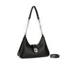 Visão frontal da Bolsa Hobo Talessa preta com design minimalista, detalhe do fecho prateado redondo e alça de ombro em corrente.