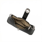 Vista superior da bolsa hobo Talessa preta aberta, revelando o fechamento principal com zíper prateado, forro interno claro e um prático bolso organizador na lateral.