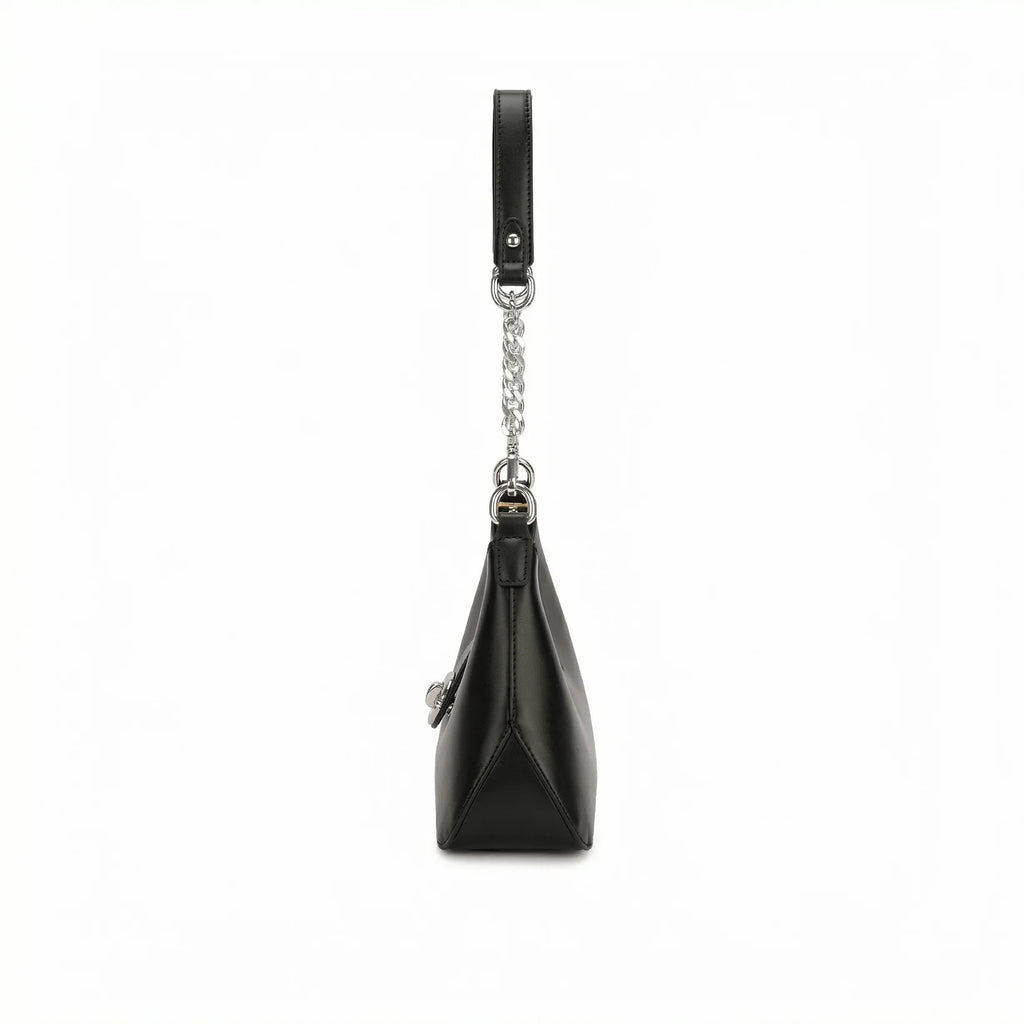 Perfil lateral da bolsa hobo Talessa na cor preta, destacando a base estruturada, o design minimalista e o detalhe da alça de ombro com elos de corrente prateada.
