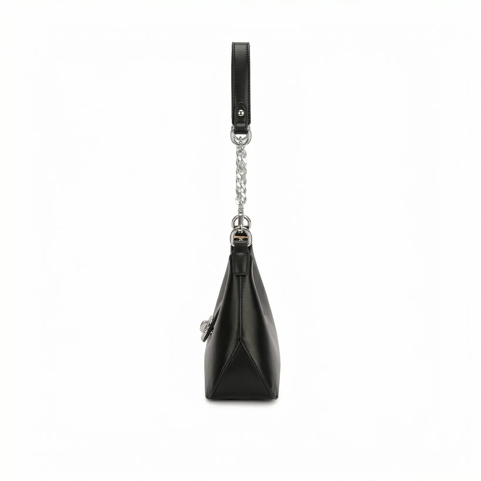 Perfil lateral da bolsa hobo Talessa na cor preta, destacando a base estruturada, o design minimalista e o detalhe da alça de ombro com elos de corrente prateada.