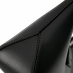 Detalhe em macro da bolsa hobo Talessa preta, evidenciando a textura sofisticada do material e a alta qualidade do acabamento geométrico nas costuras laterais.