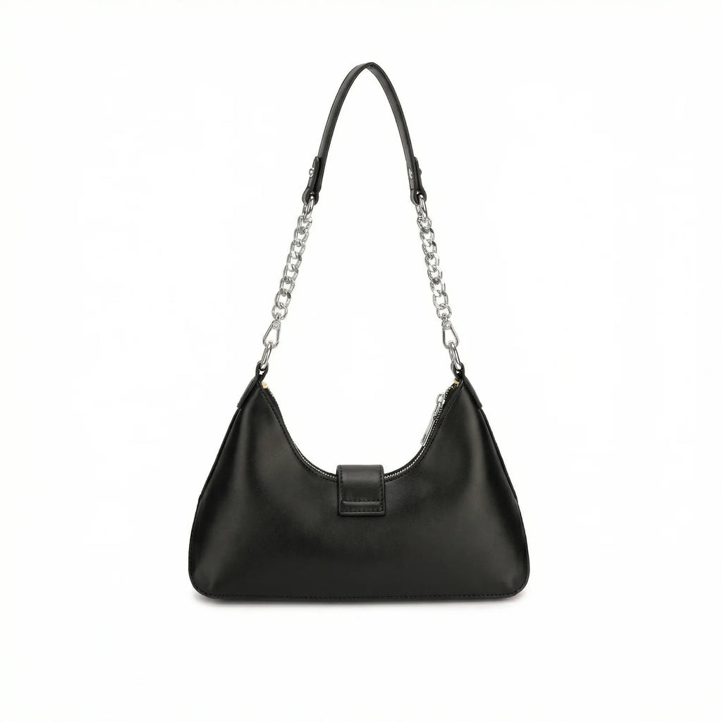 Vista traseira da bolsa hobo Talessa preta, com design curvado moderno, fecho central e alça de ombro elegante que combina a textura do material com elos de corrente.