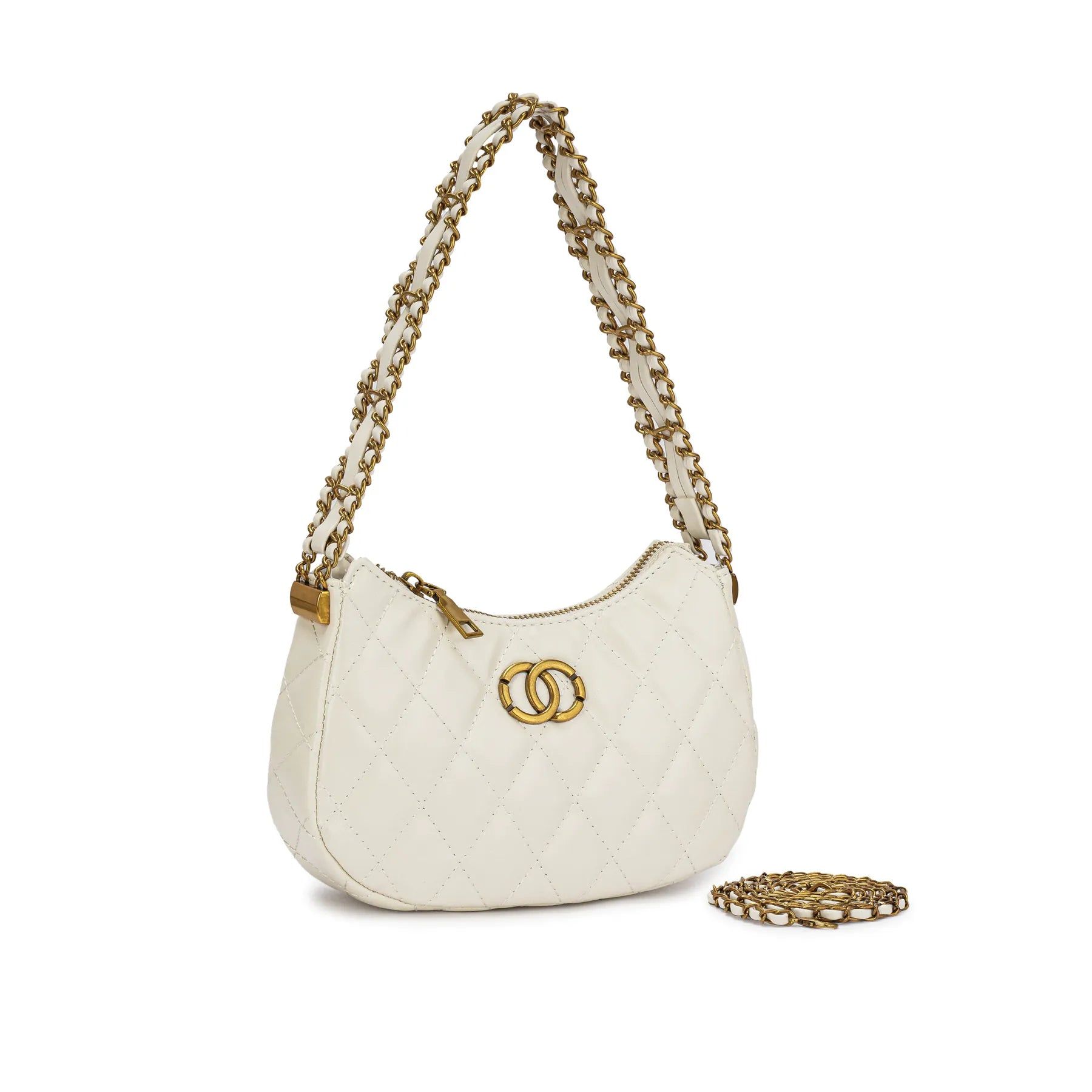 Bolsa Matelassê Amelia em material sintético off white com costura acolchoada em losangos, logotipo dourado central e alça de ombro luxuosa. Off White [cor:Off White]