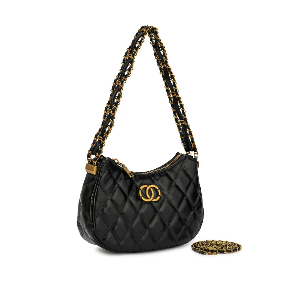 Bolsa Matelassê Amelia em couro preto com costura em losangos, logotipo metálico dourado frontal e alça de ombro mista com correntes. Preto [cor:Preto]