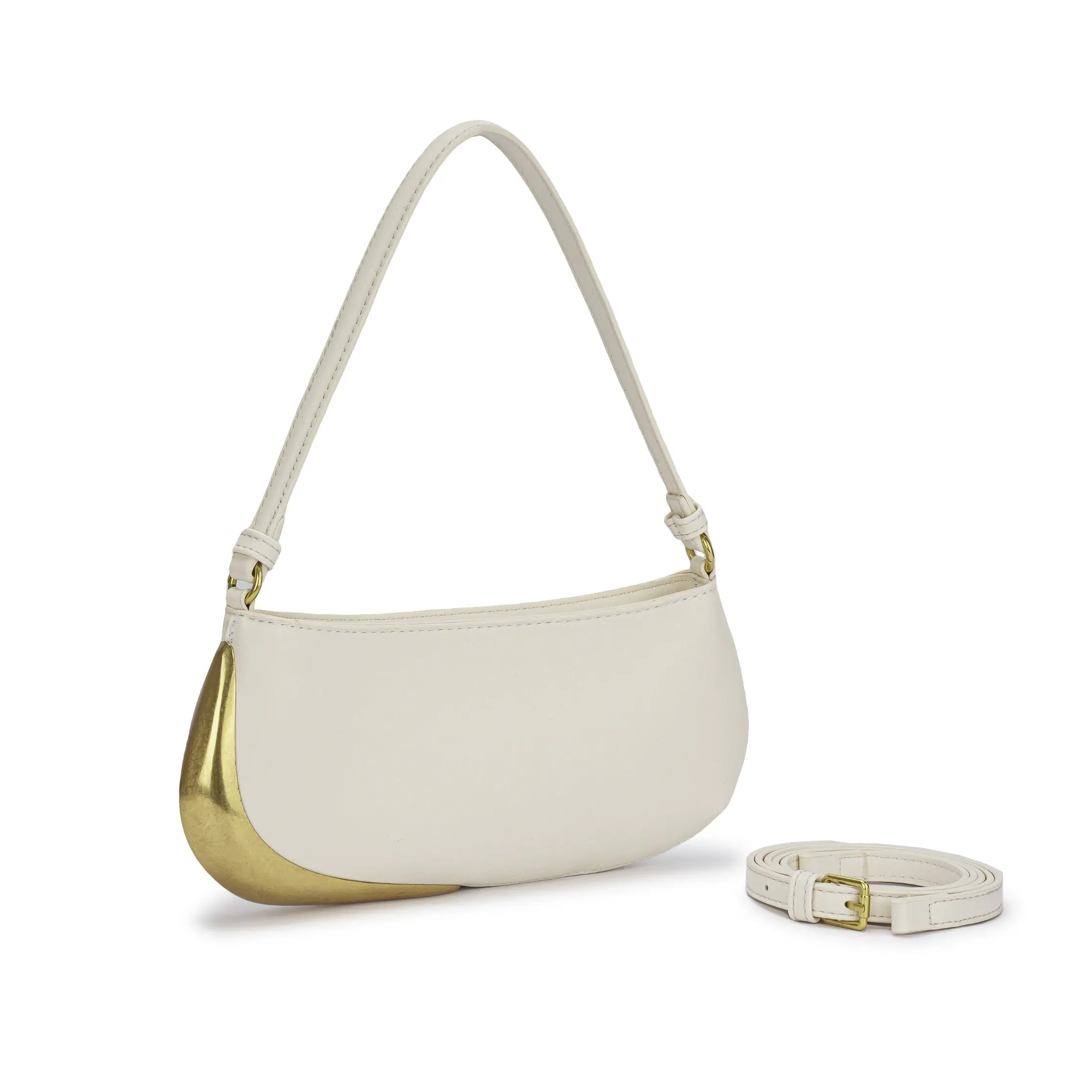 Bolsa mini baguete Catherine na cor branca com detalhe metálico dourado. Vista em ângulo mostrando a alça de ombro e a alça extra ajustável ao lado.