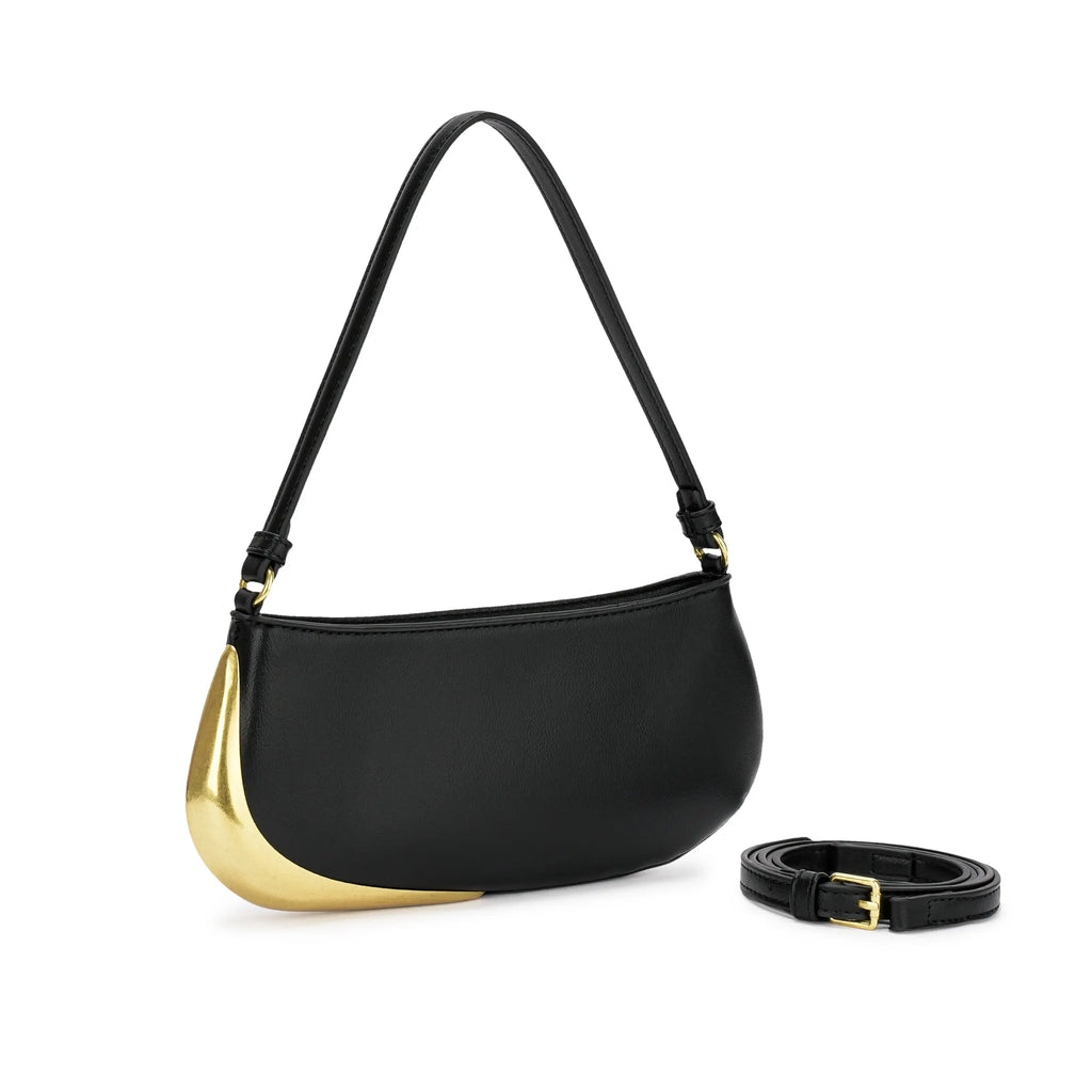 Bolsa mini baguete Catherine preta com detalhe metálico dourado na lateral. Vista em ângulo mostrando a alça de ombro curta e a alça longa transversal ao lado. Preto Off White